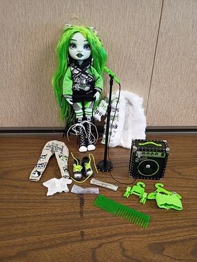 Rainbow High Vision Shadow High Neon Green Harley Limestone Doll Accessories Lot